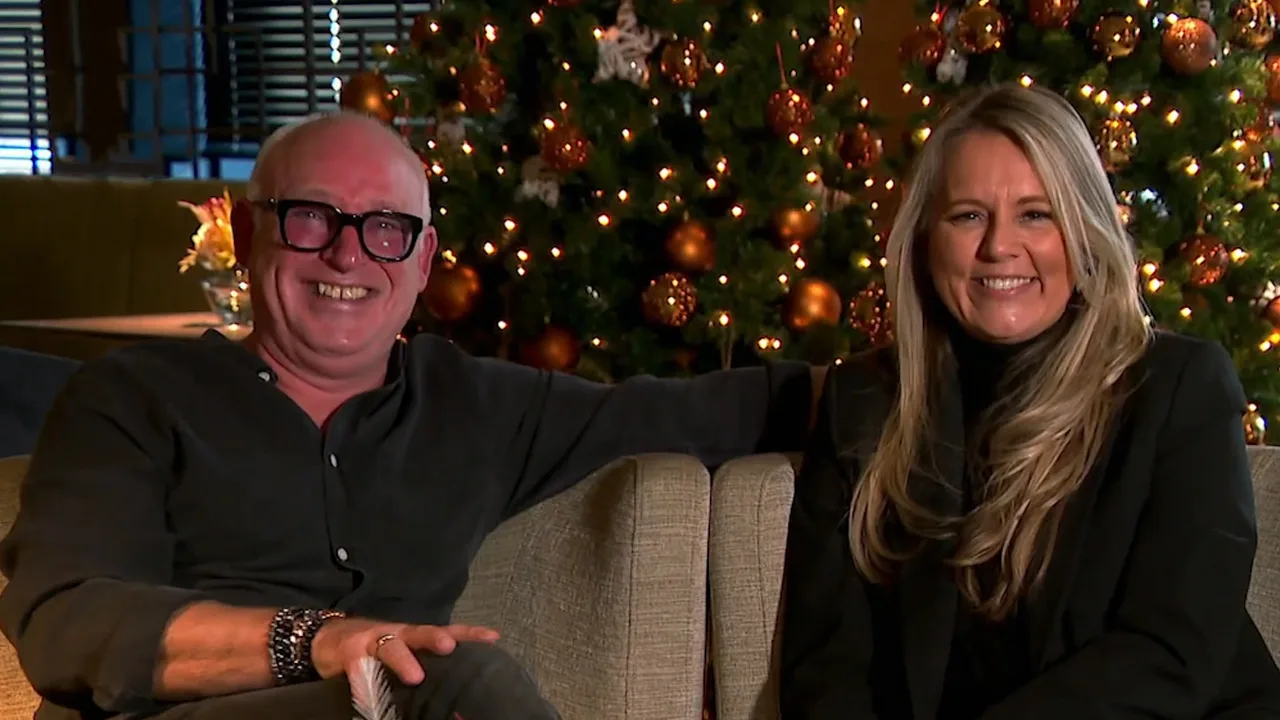 Throwback: René mag van Minouche niet mee naar kerstdiner vanwege excentriek jasje