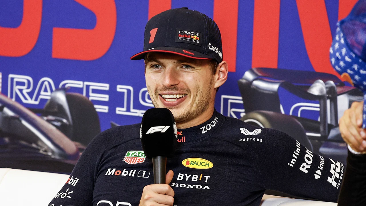 Lachende Verstappen trekt conclusie: 'Jij bent Ajax-fan, dus jij snapt het sowieso niet'