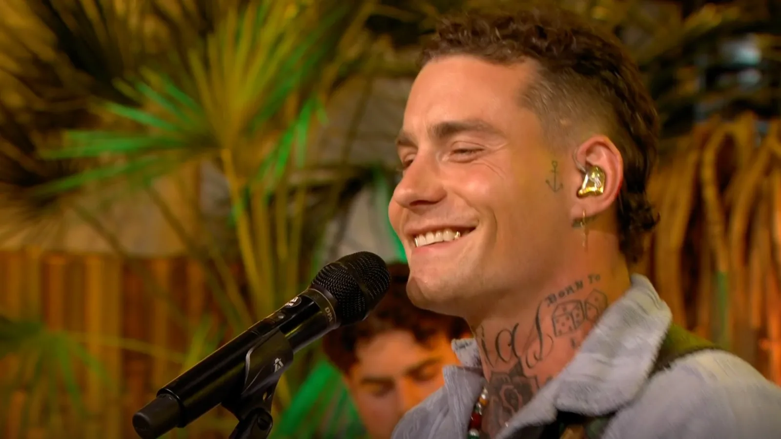 Douwe Bob zorgt met 'Funny' voor een zomerse opening van De Oranjezomer!