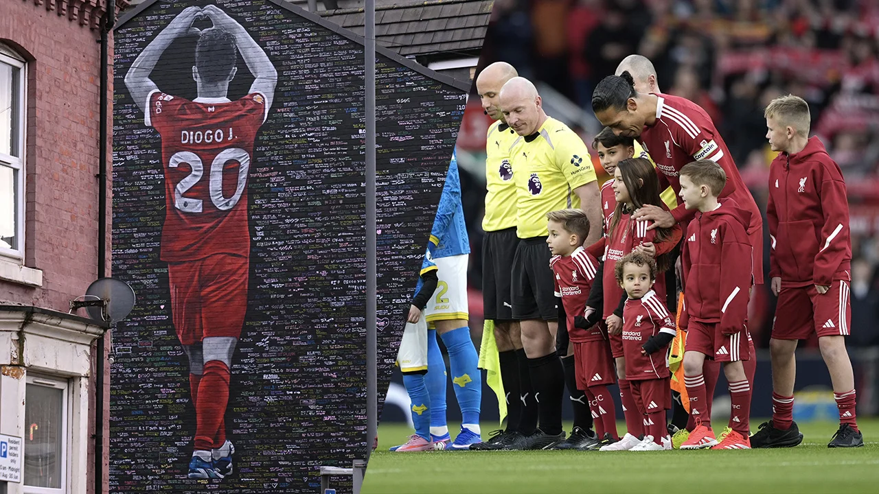 Kippenvel-moment op Anfield: zoons overleden Diogo Jota betreden het veld met Virgil van Dijk