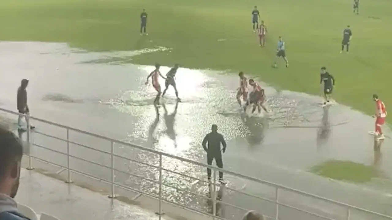 VIDEO: Hilarische taferelen bij Turkse beloftenwedstrijd door waterplas