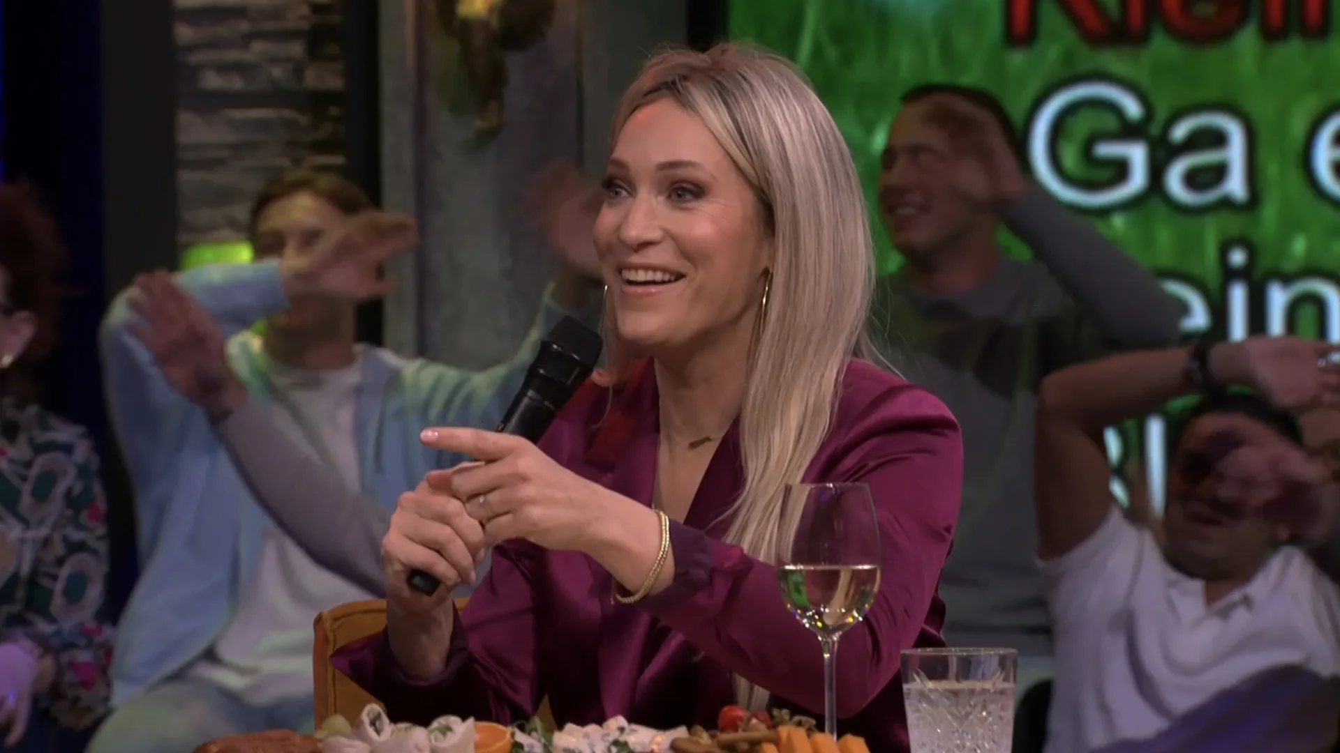 Hélène geeft voorproefje van haar optreden bij kerstshow John de Bever!