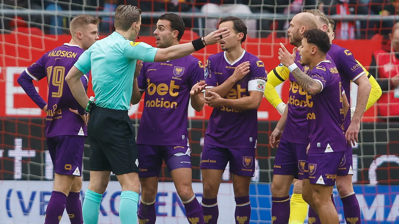 Woedende Go Ahead-directeur legt KNVB-functies neer na duel met Utrecht: 'Ik ben er klaar mee!'