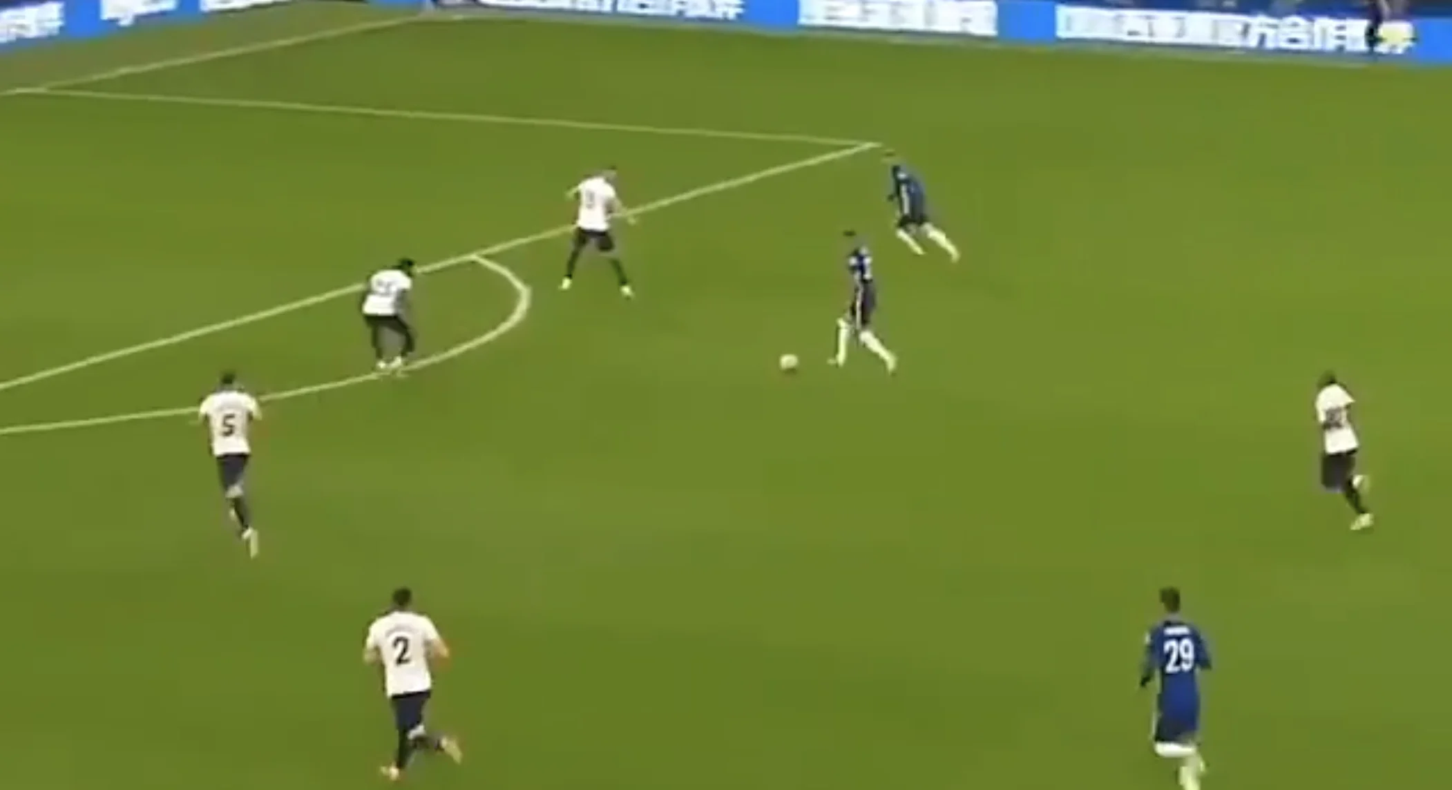 Ziyech steelt de show met twee doelpunten in Londense derby