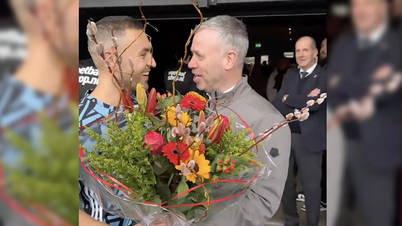 Mooi gebaar: Van Polen krijgt bos bloemen van GAE-trainer Hake voor 500e duel voor PEC