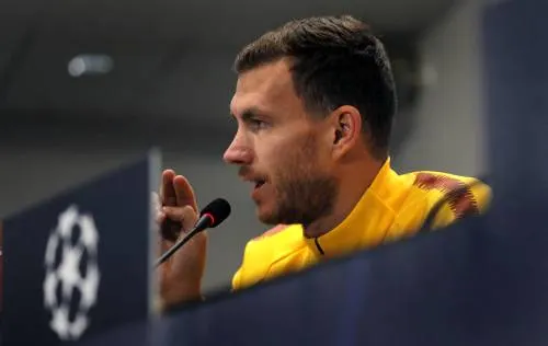 Spugende Dzeko twee duels geschorst