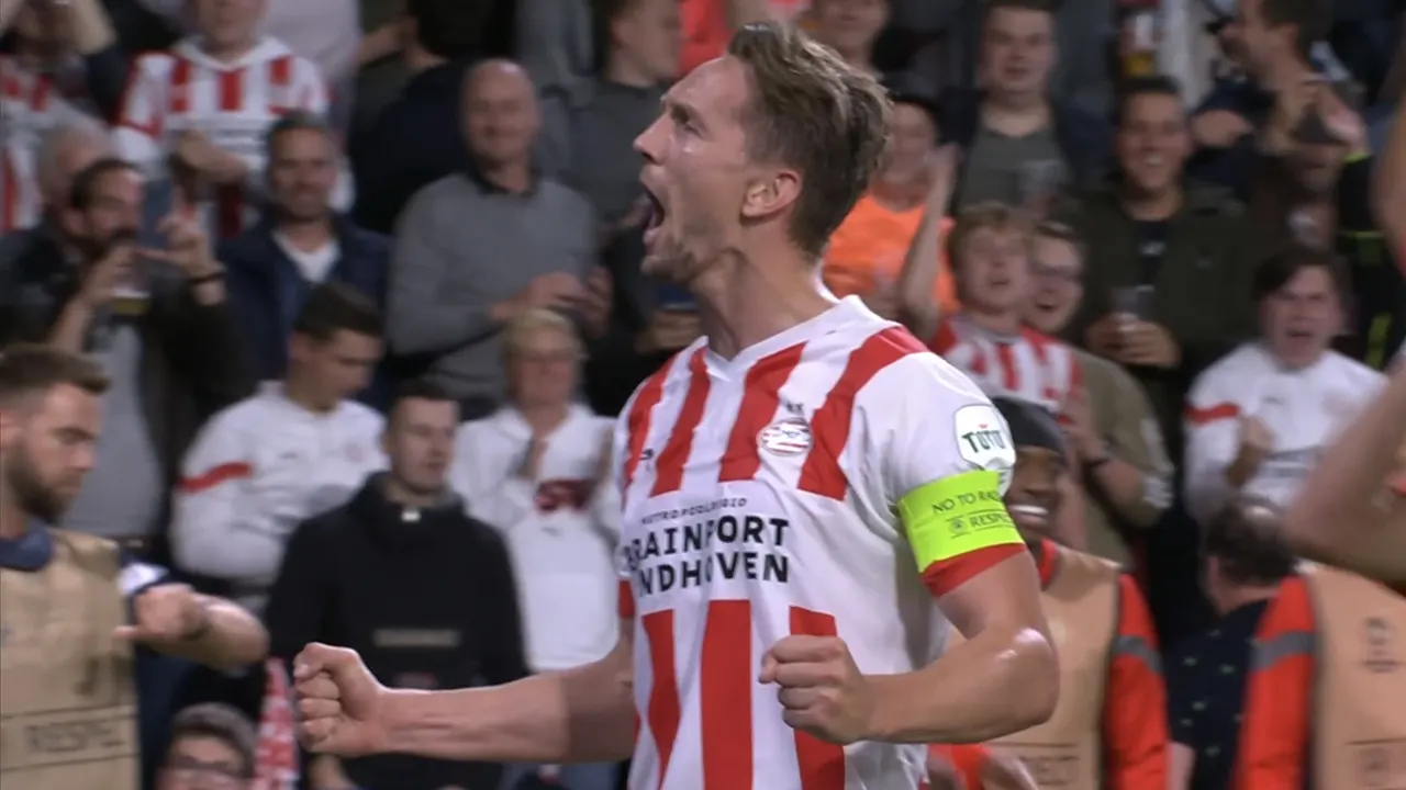 Videogoal: Luuk de Jong verdubbelt de voorsprong van PSV tegen Arsenal: 2-0!