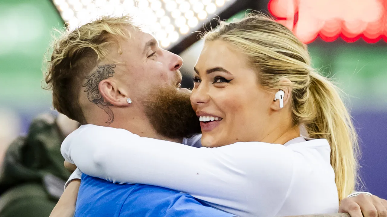 Jutta Leerdam en Jake Paul varen mee met SAIL-In Parade in Amsterdam