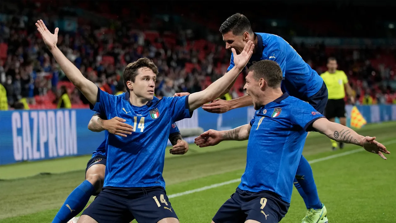 Invallers helpen Italië op EK in verlenging langs Oostenrijk