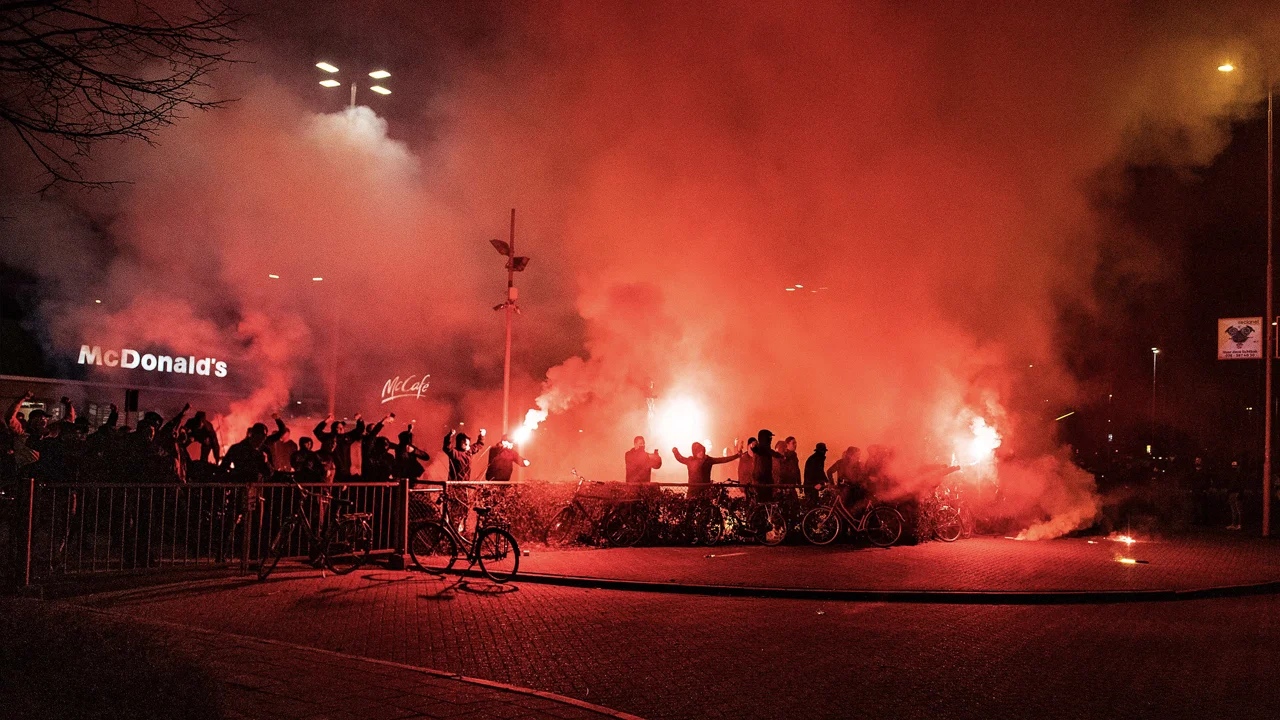 Honderden fans Vitesse bij Gelredome, veel politie op de been