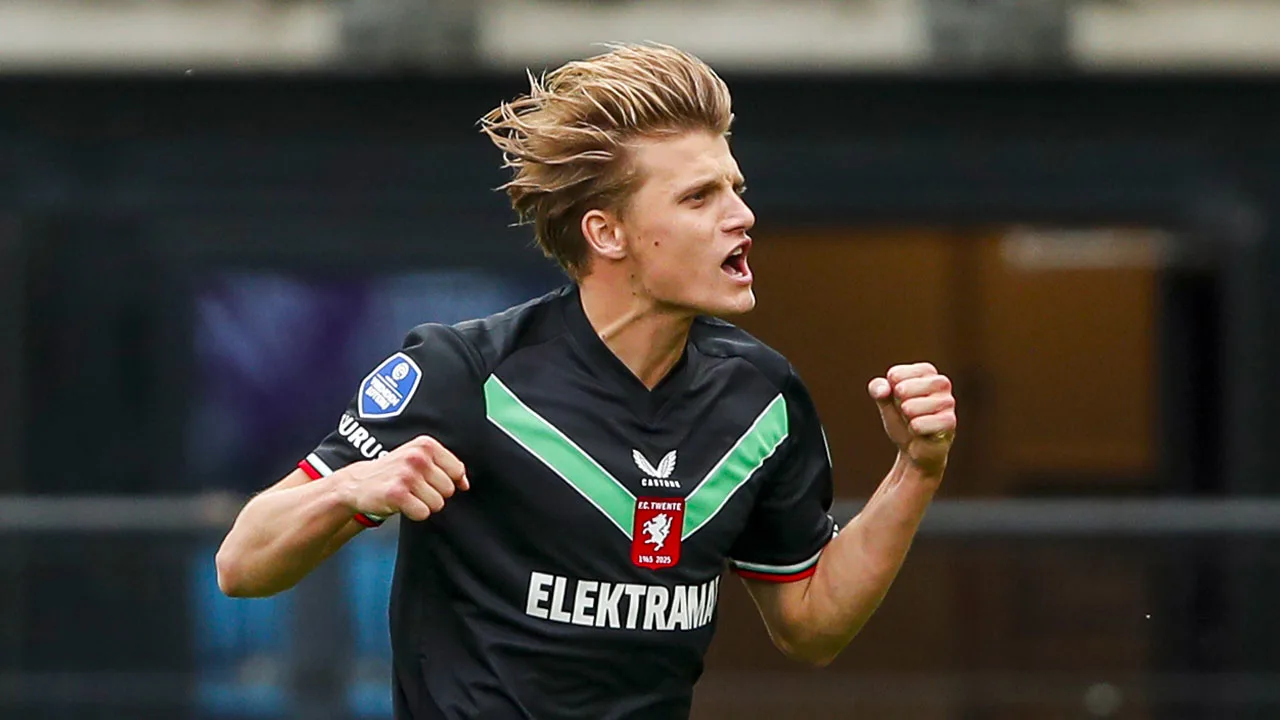 Steijn zet FC Twente via een penalty op voorsprong tegen AZ in play-offs Europees voetbal