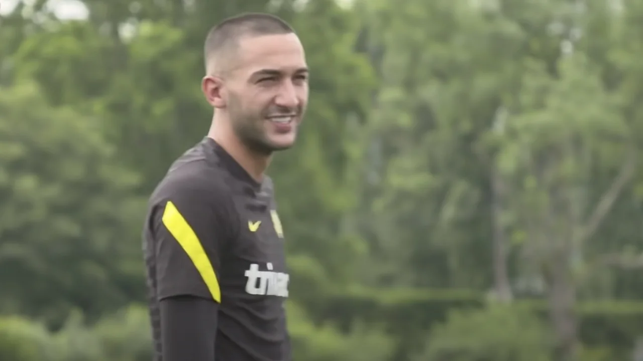 Ziyech plaagt Chelsea-teamgenoot tijdens voorbereiding: 'Te veel kebab!'