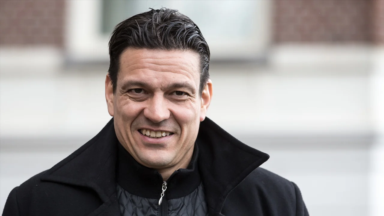 Litmanen reikt kampioensschaal uit bij landstitel Ajax