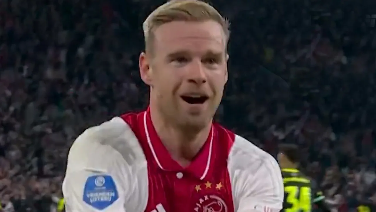 Videogoal: Klaassen brengt Ajax met kopgoal op gelijke hoogte met PSV.