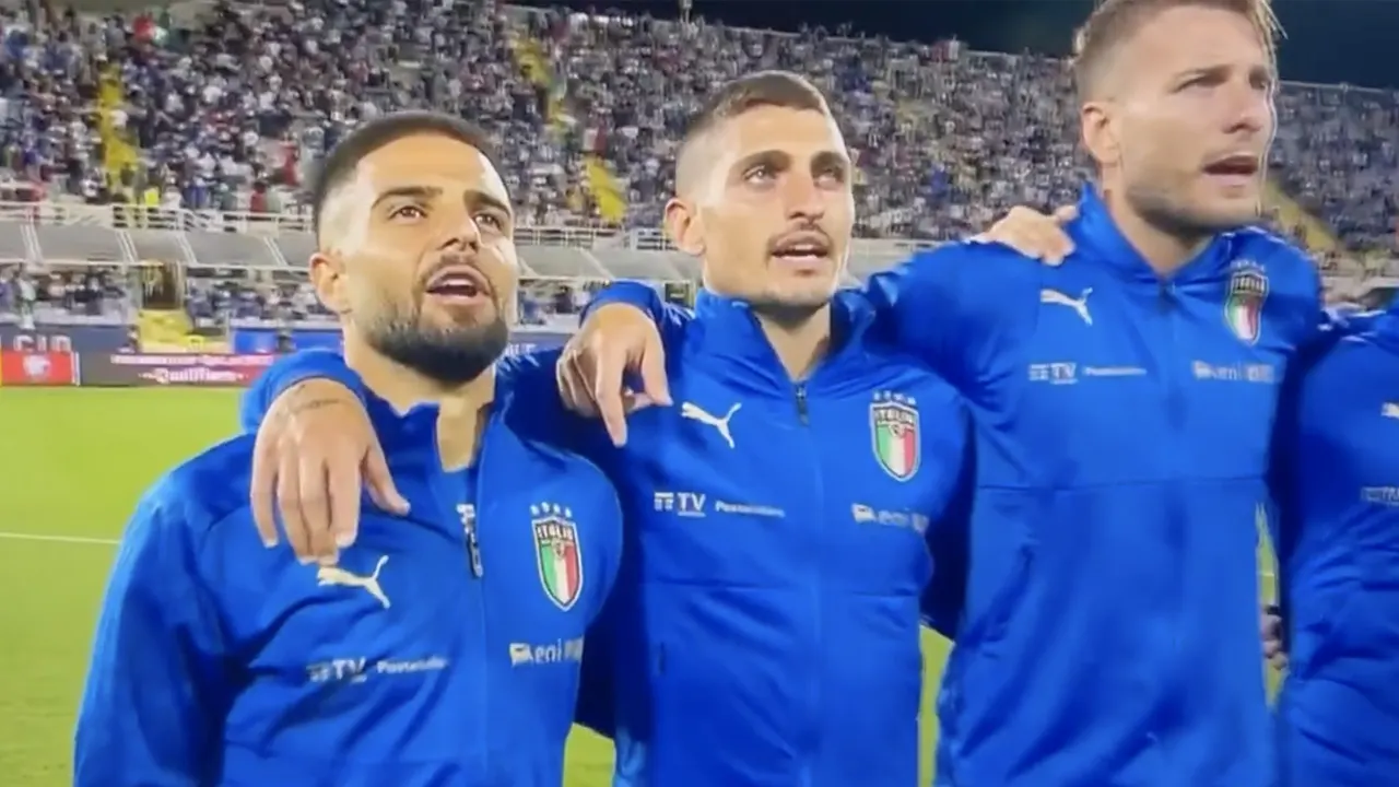 LOL! Emile Schelvis zingt gepassioneerd mee met volkslied Italië