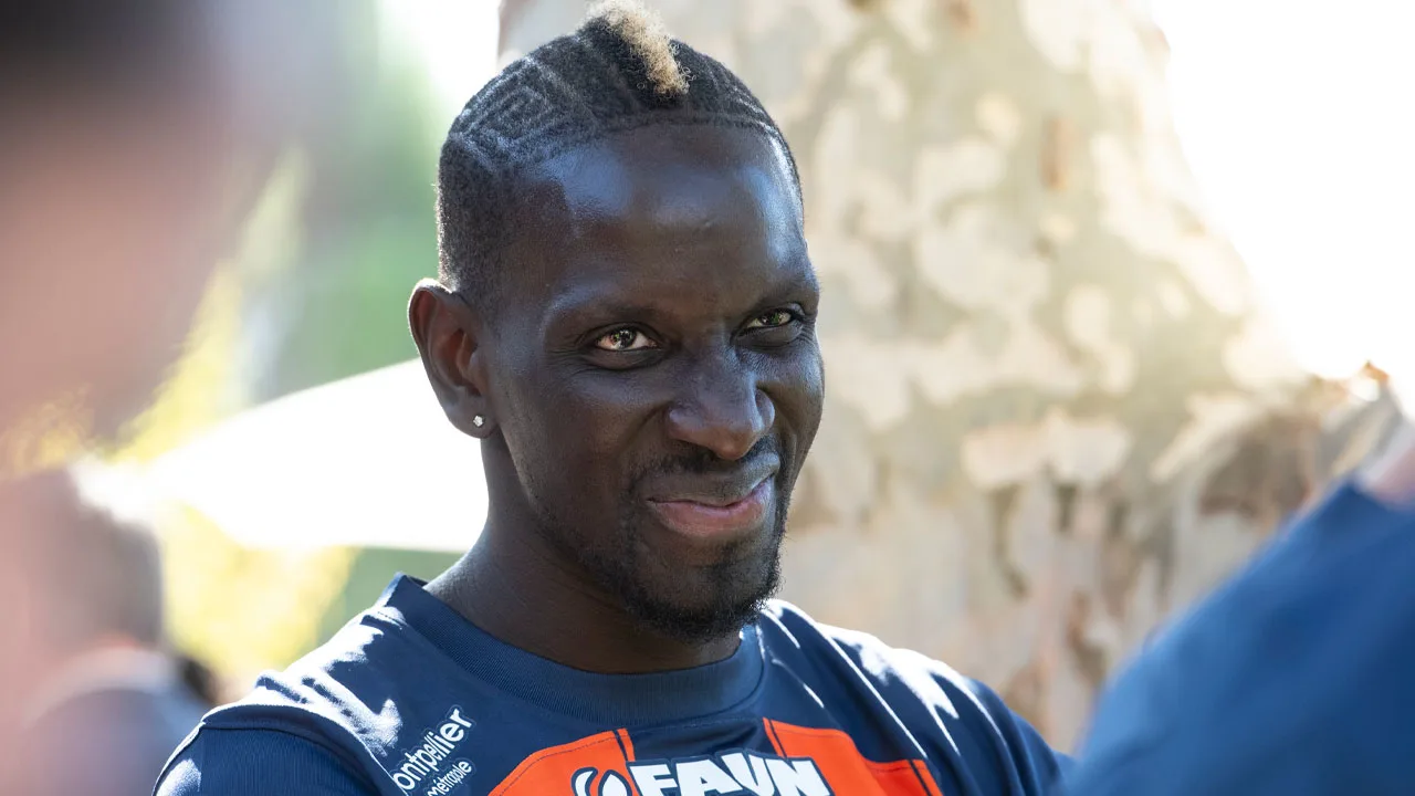 ‘Voormalig Liverpool-verdediger Sakho valt trainer aan met bezem’  
