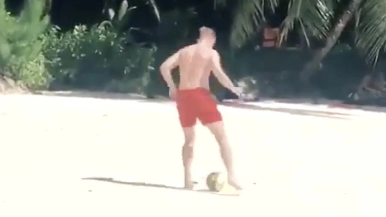 HAHA! Vriendin geeft heerlijk commentaar bij voetballende Frenkie: 'Het is net een hond!' 