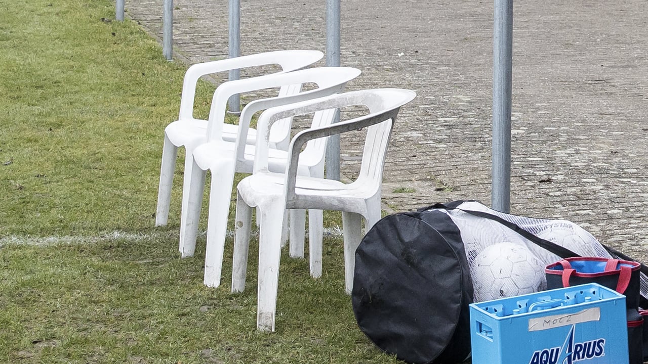 Amateurwedstrijd gestaakt nadat trainer 'per ongeluk' stoel gooit naar grensrechter