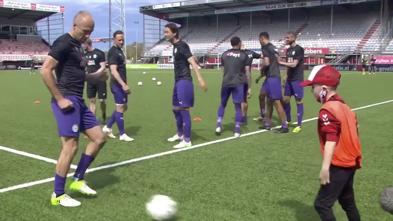Mooi: Arjen Robben doet warming-up met ballenjongen FC Emmen