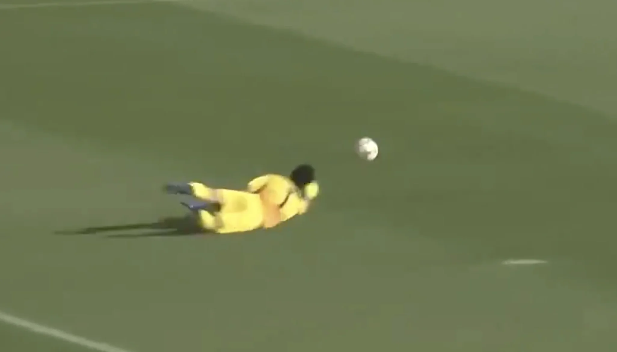 Bizarre goals in Japan: tweemaal vanaf middenlijn in twee minuten