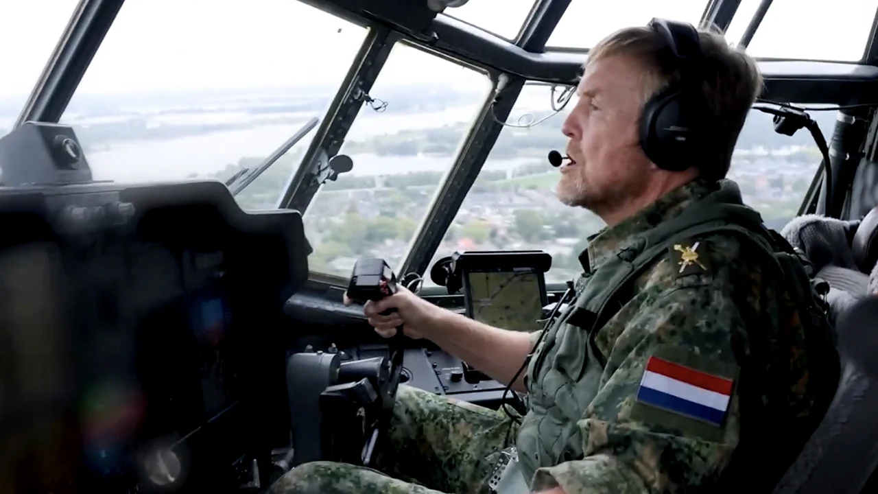 Video: Koning Willem-Alexander vliegt militair vliegtuig boven Nederland
