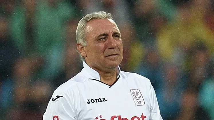 Cultheld Stoitsjkov in tranen door racisme in Bulgarije