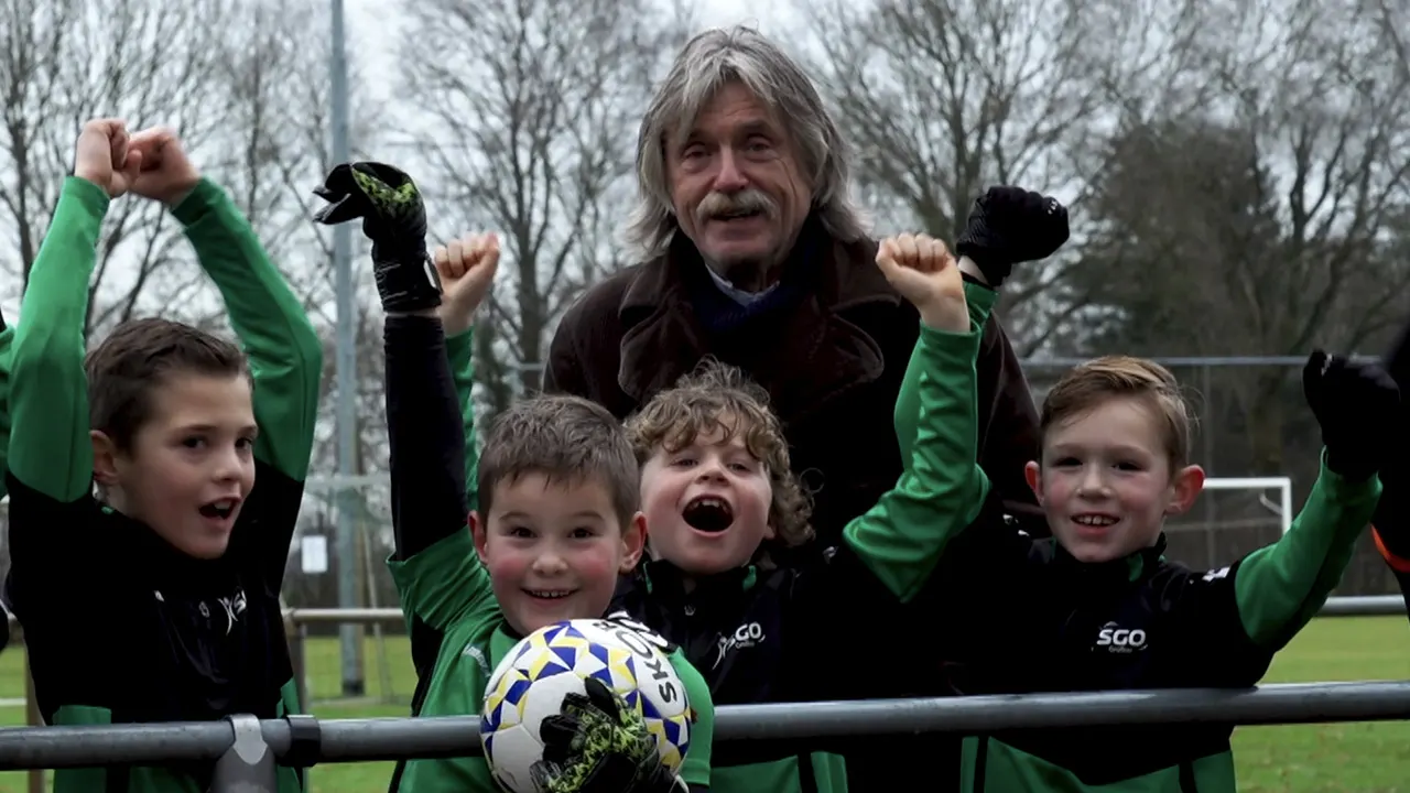 Johan wint TOTO en overhandigt mooi geldbedrag aan SGO Grolloo