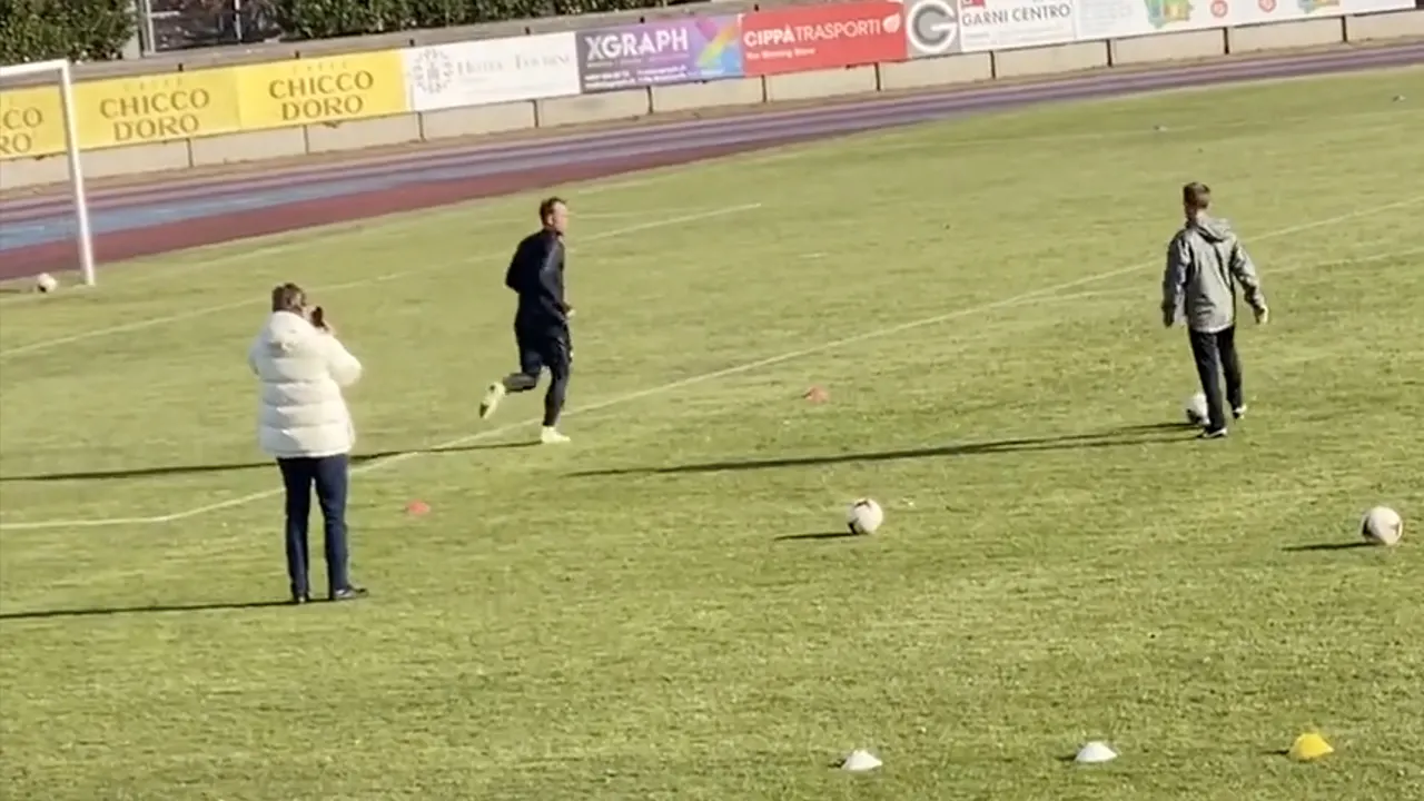 Christian Eriksen traint op het veld bij derdeklasser in Zwitserland