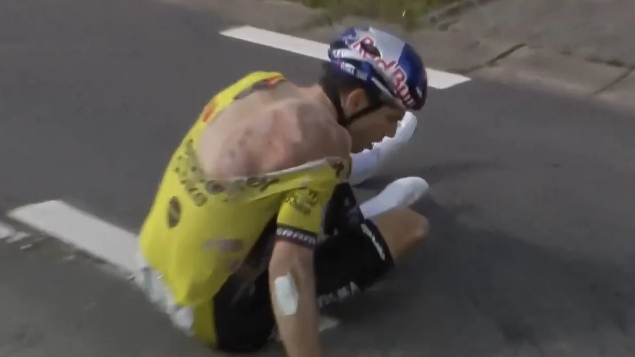 Wout van Aert zwaar ten val gekomen in Dwars door Vlaanderen