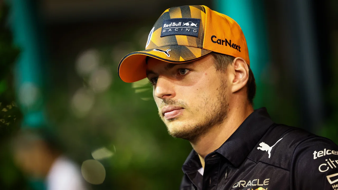 Verstappen moet Mercedes voor zich dulden op nat Suzuka