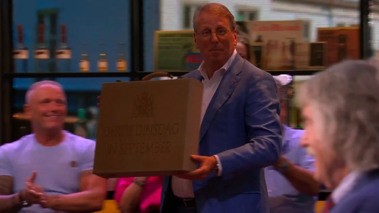 Chris Woerts heeft de Miljoenennota te pakken: 'Alles is uitgelekt!'
