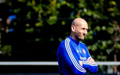 Stam met 21 spelers naar Israël