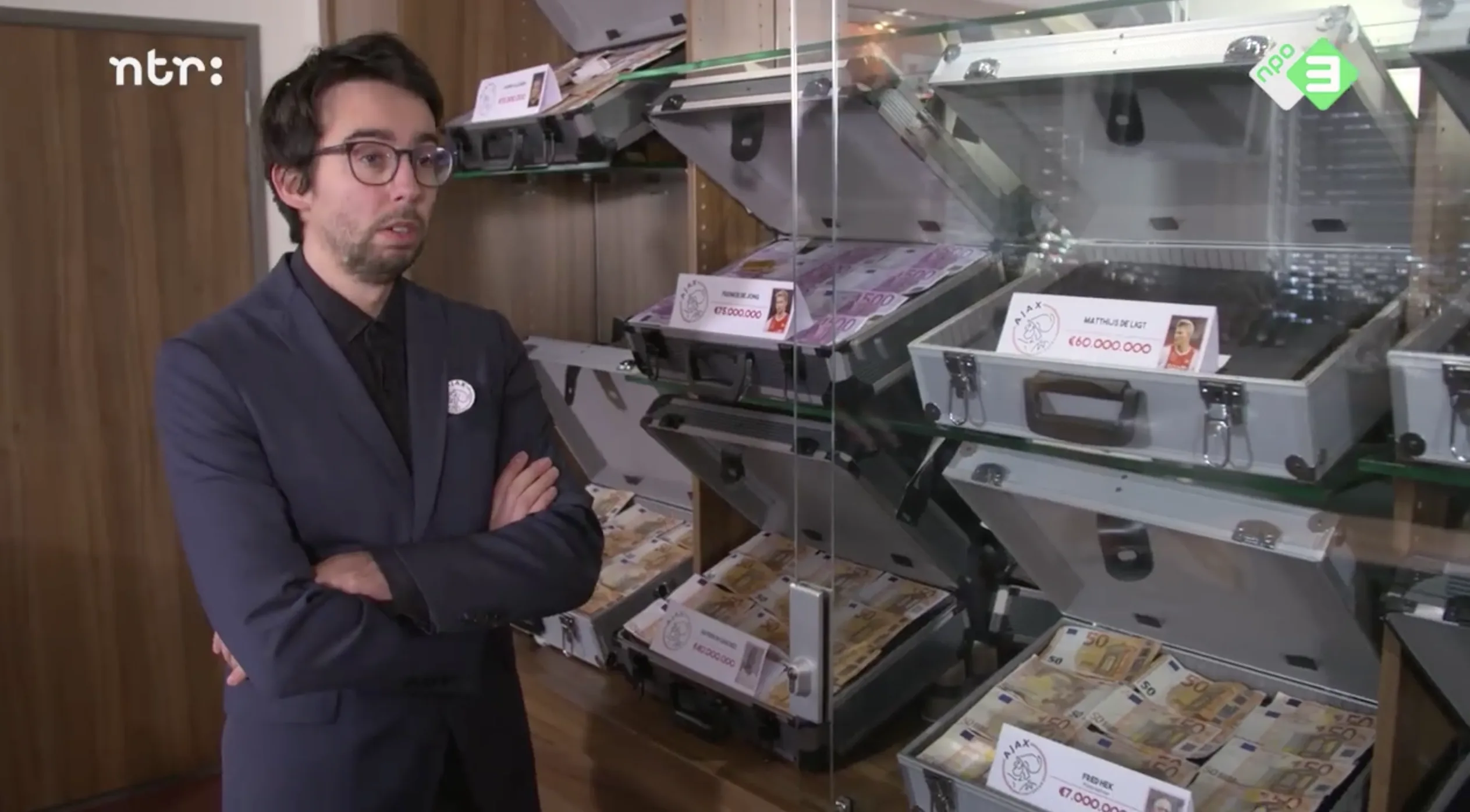 Klikbeet steekt de draak met prijzenkast Ajax