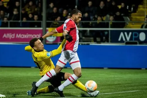 FC Emmen wint in blessuretijd in De Koel