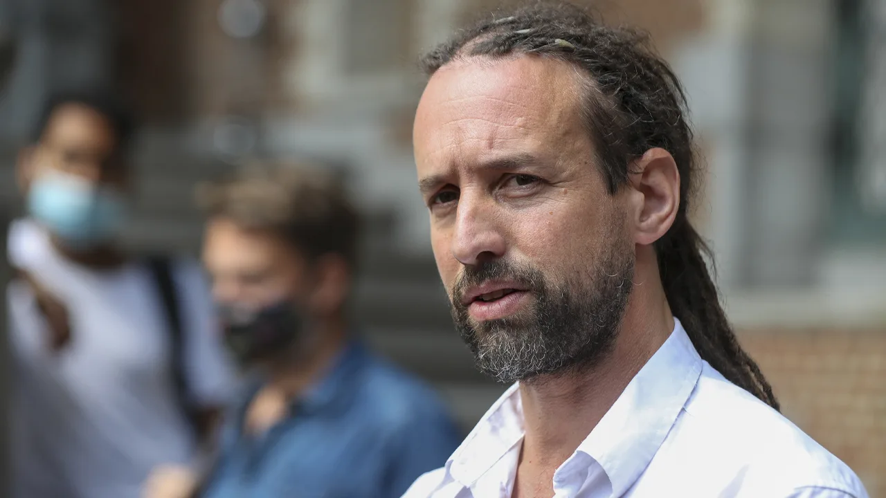 Willem Engel schendt mogelijk voorwaarde van vrijlating, OM is op de hoogte