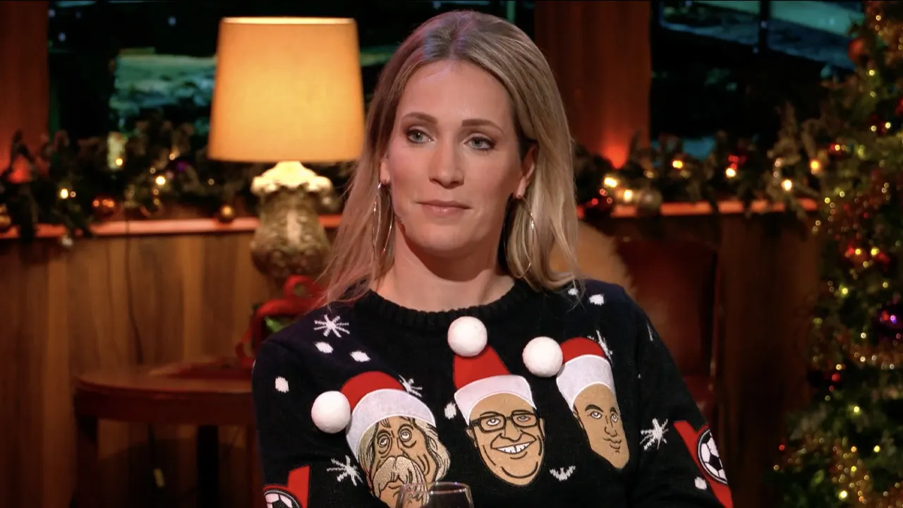Hélène schittert in VI-kersttrui in De Top 4000 muziekquiz