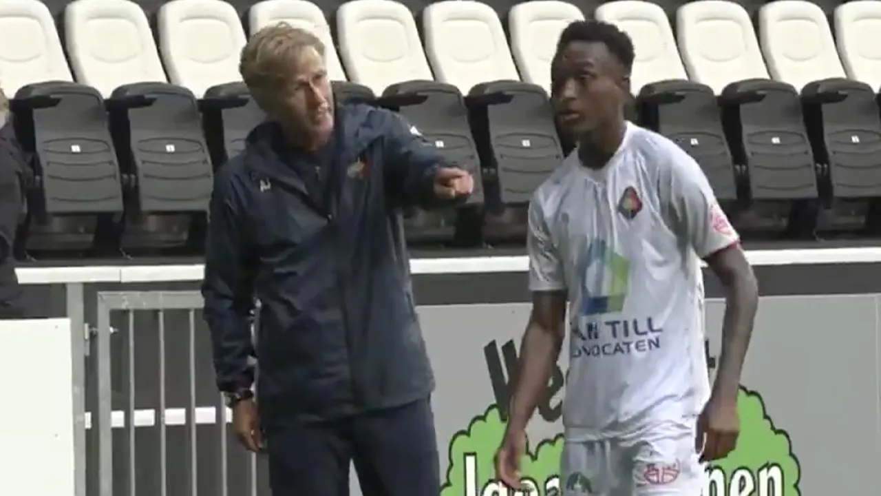 Andries Jonker woest op eigen speler na spijkerharde overtreding