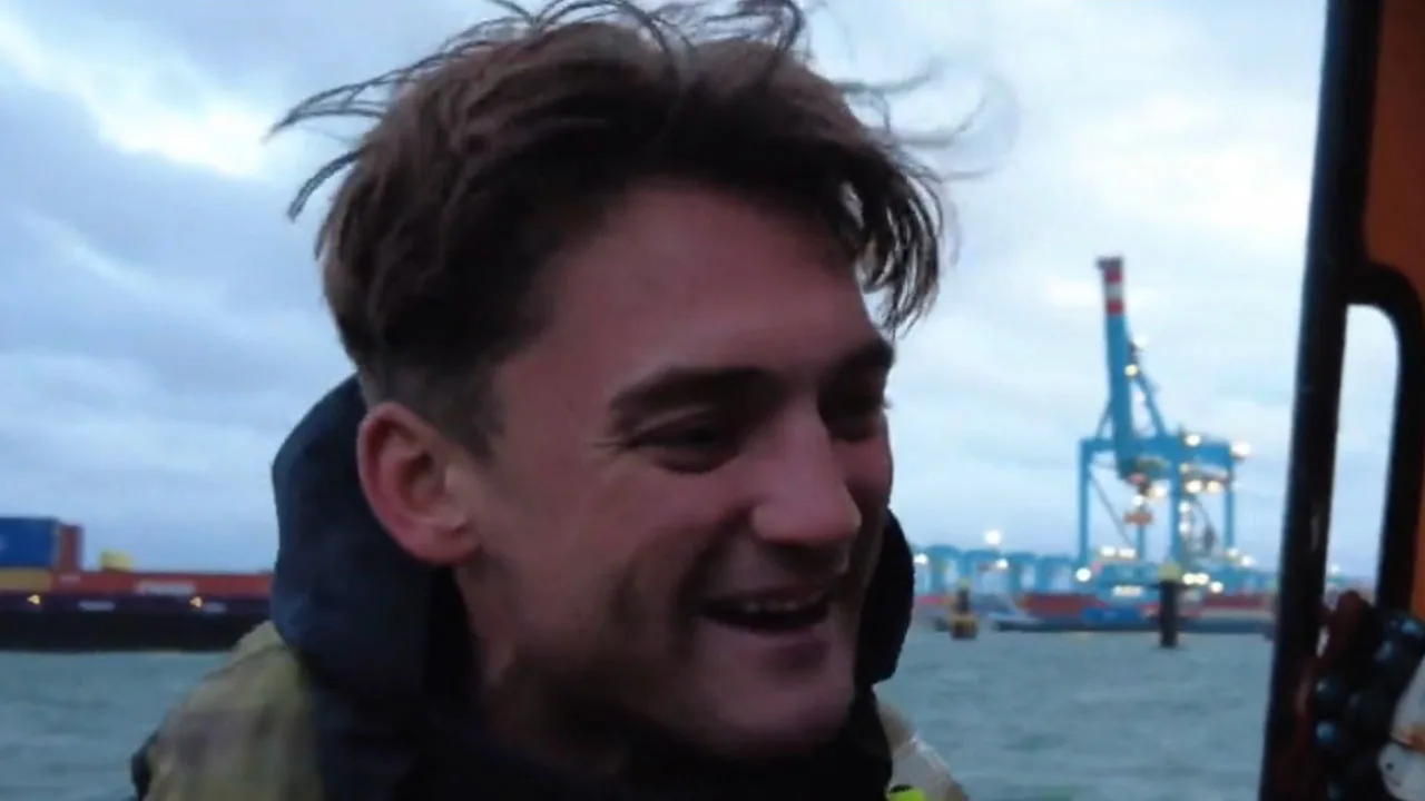 Roeier Diego geniet van storm Ciarán: ‘Effe lekker een zoute snor halen!'  