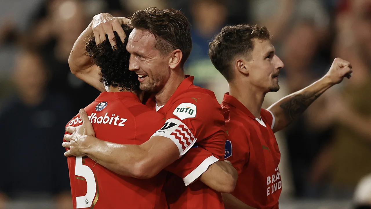 PSV zet ongeslagen reeks voort na eenvoudige zege op Go Ahead Eagles