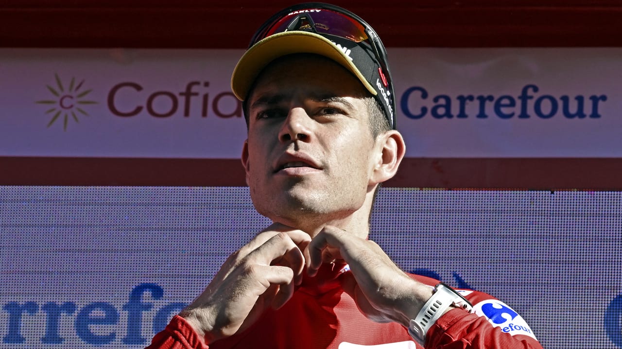 Klassementsleider Wout van Aert wint massasprint in Vuelta