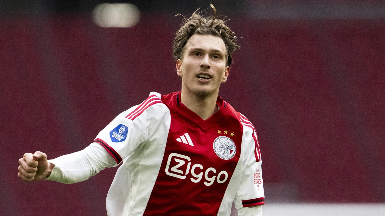 Ajax verslaat FC Groningen in lege Johan Cruijff ArenA