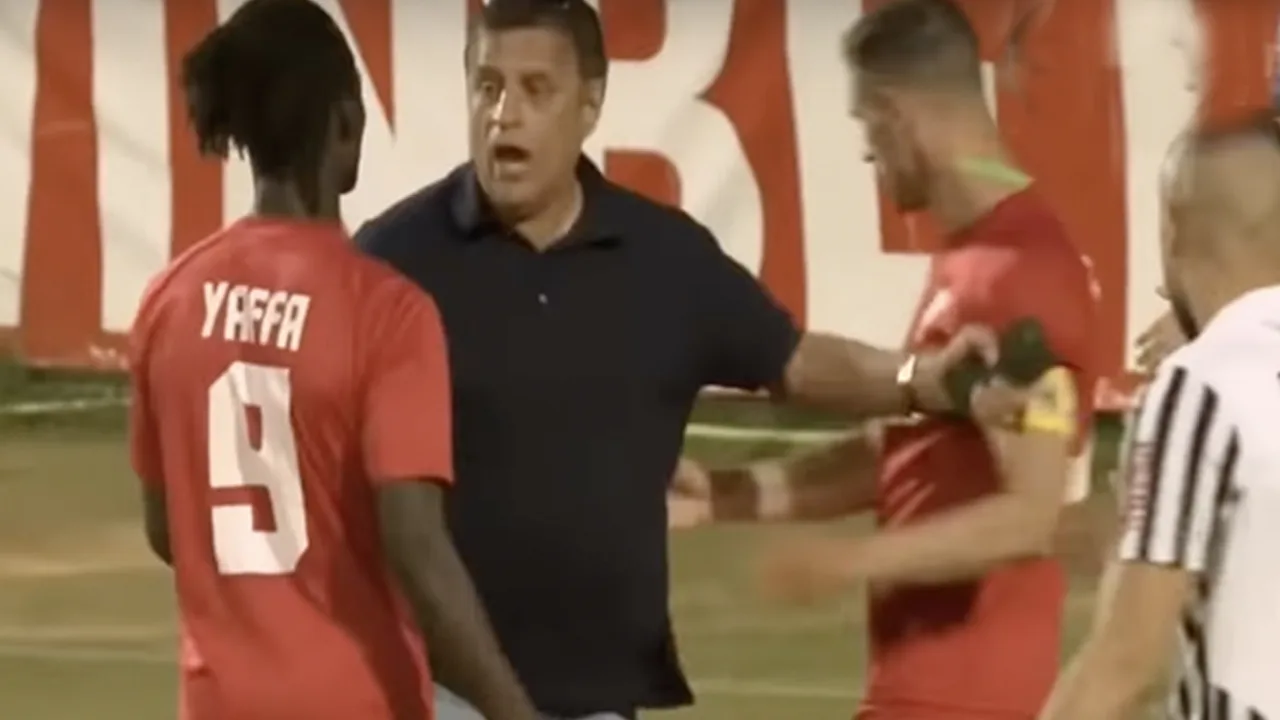 Bizarre beelden uit Bulgarije: clubeigenaar stormt veld op tijdens strafschop in blessuretijd
