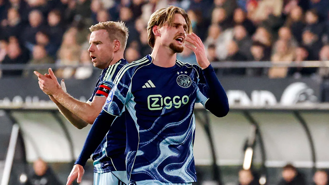 Ajax profiteert niet van rode kaart bij NEC en speelt gelijk in Nijmegen