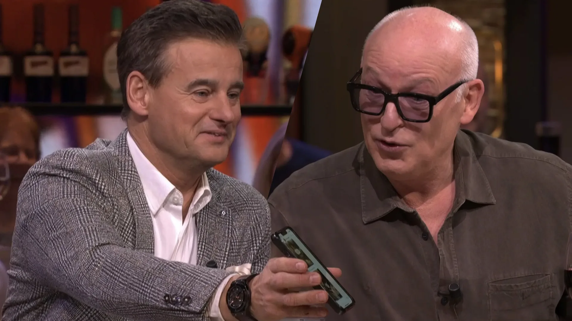 Wilfred toont René filmpje van Stoute Pieten Bingo: 'Worden die echt genaaid?'