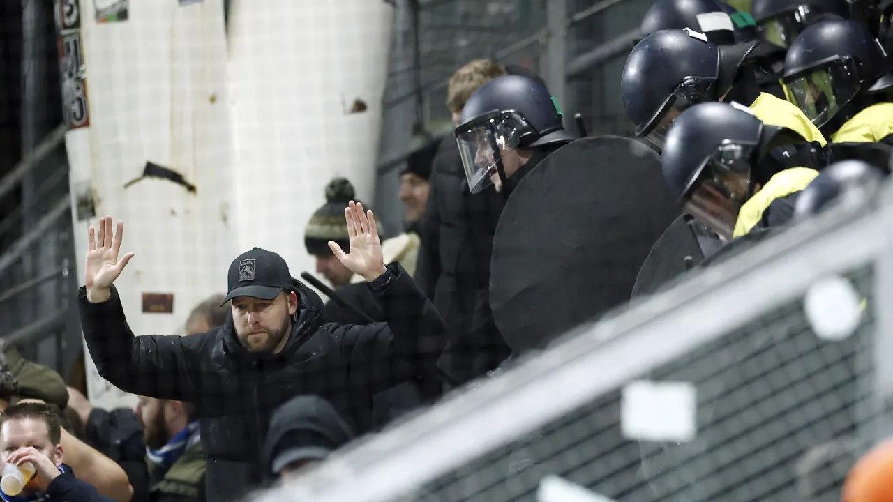 Mobiele eenheid drijft fans KRC Genk uit stadion van FC Utrecht