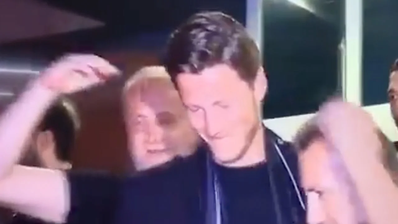 Heldenonthaal voor Wout Weghorst door Besiktas-fans