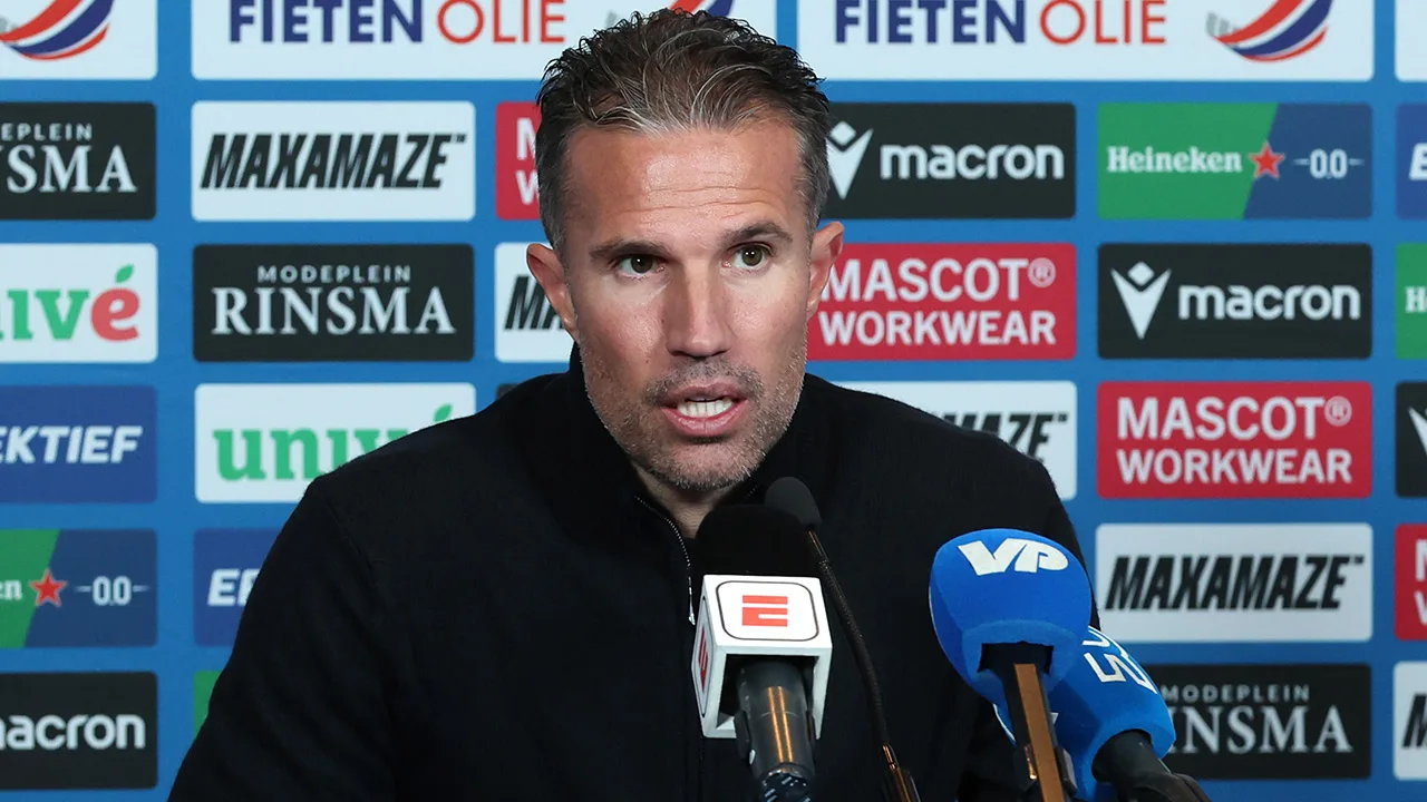 Verbazing over persconferentie Van Persie: ‘Hopelijk zegt hij binnenkort: het is helemaal ruk!’