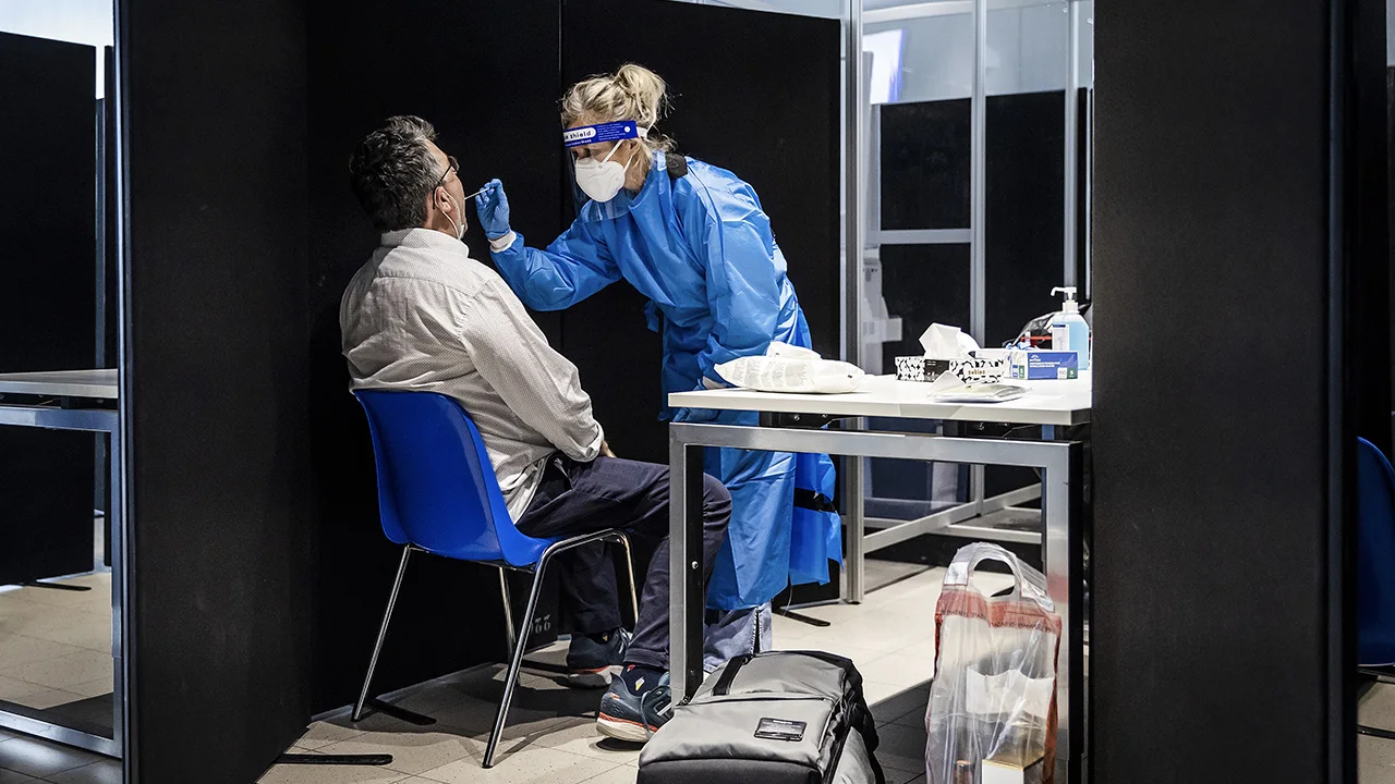 Coronapiek in zicht: hoe dreigend is de huidige zomergolf?