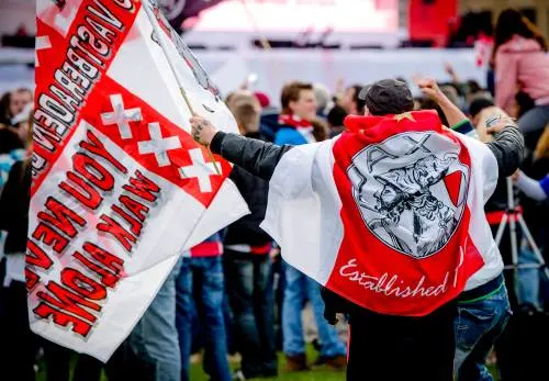 Ajaxfans collecteren voor standbeeld Cruijff