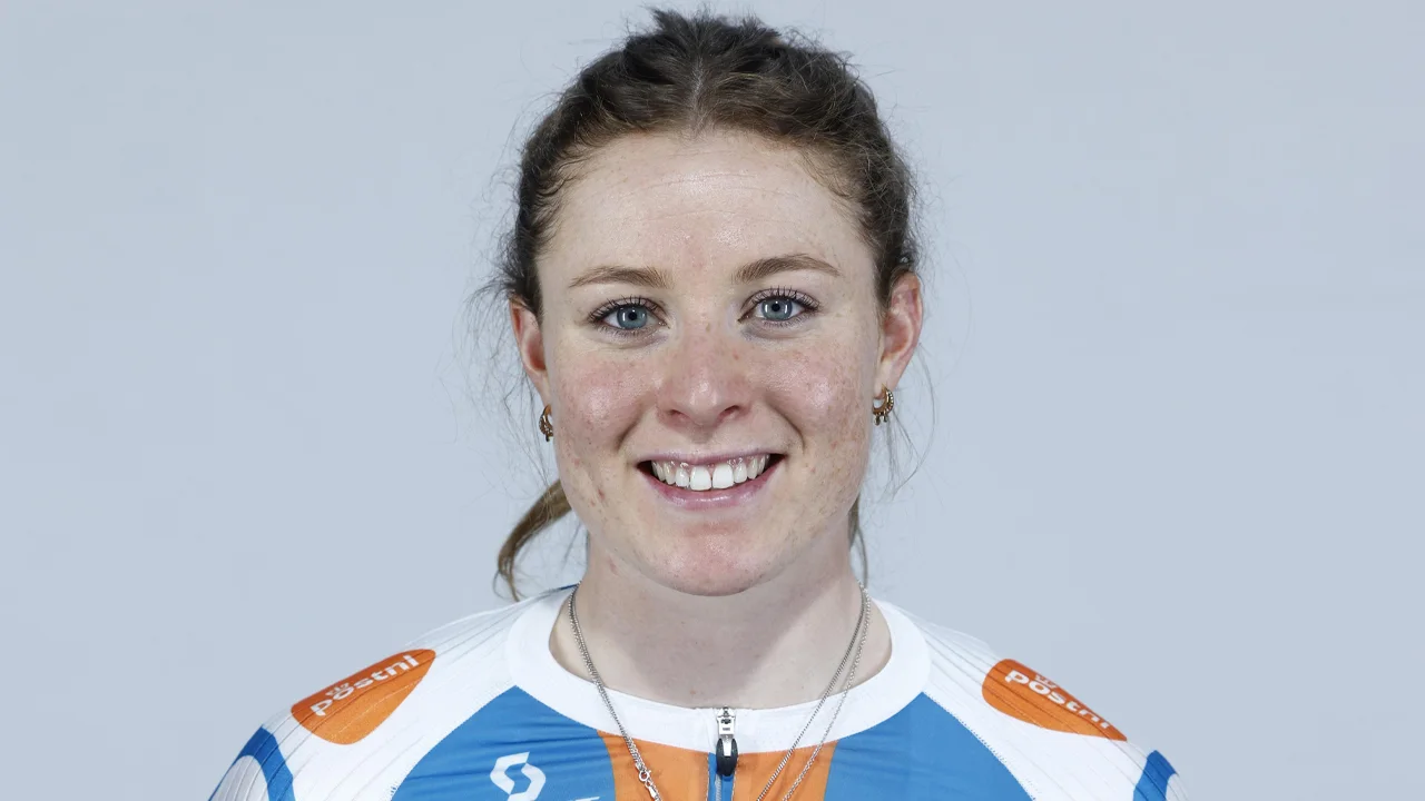 Charlotte Kool wint in Den Haag eerste etappe Tour de France Femmes en pakt gele trui